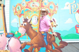 Illustration for article titled From Japanese Gaming Hero to...Disney Tour Guide